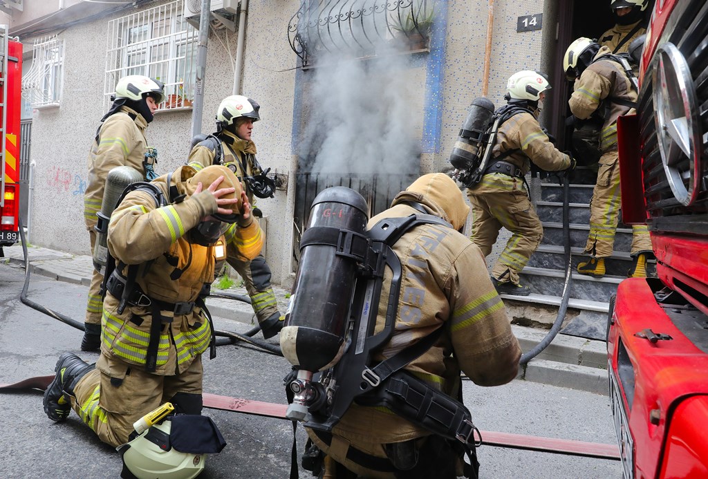 Küçükçekmece’de Bodrum Katında Yangın Paniği: 3 Kişi Dumandan Etkilendi
