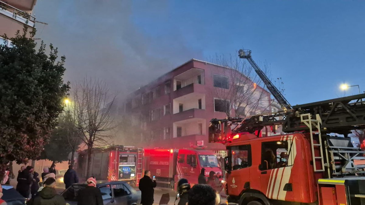 Küçükçekmece’de Çatı Katı Yangını Paniğe Neden Oldu