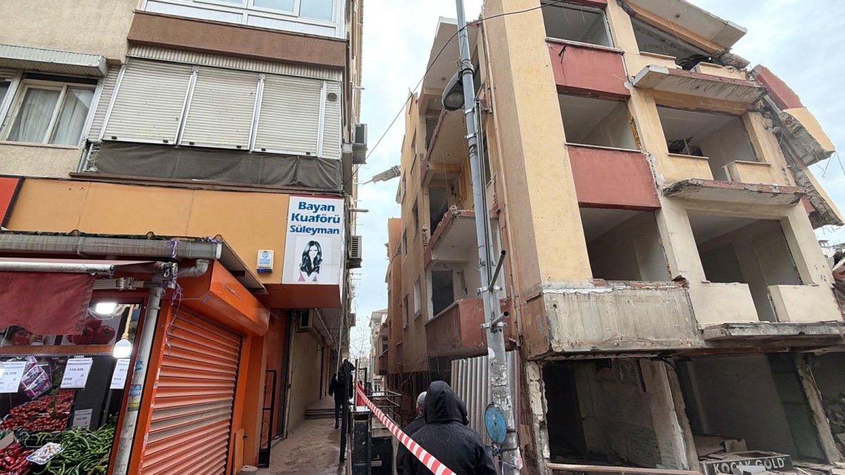 Cennet Mahallesi’nde Yıkım Sırasında Tehlike: Beton Parçaları Caddeye Düştü