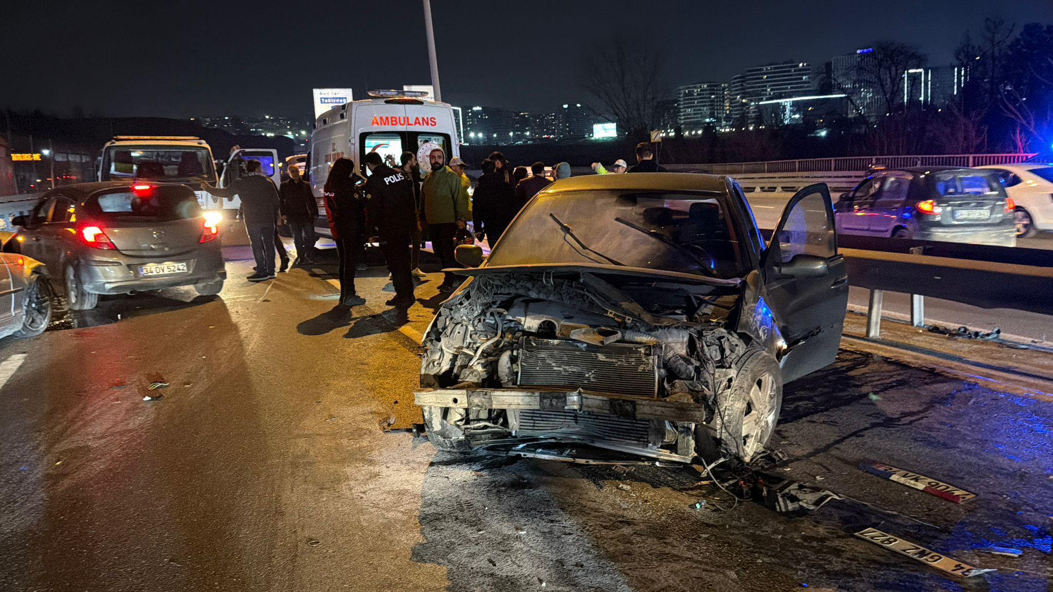 Makas Atan Sürücü 3 Araca Çarptı, Olay Yerinden Taksiyle Kaçtı