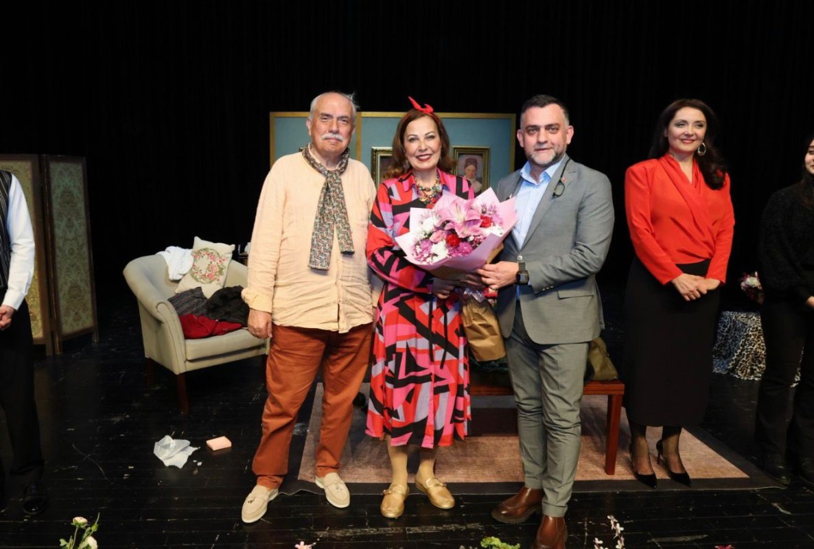 “Kral Dairesi” Cennet Sahnesi’nde Prömiyer Yaptı: Tiyatroseverlerden Yoğun İlgi