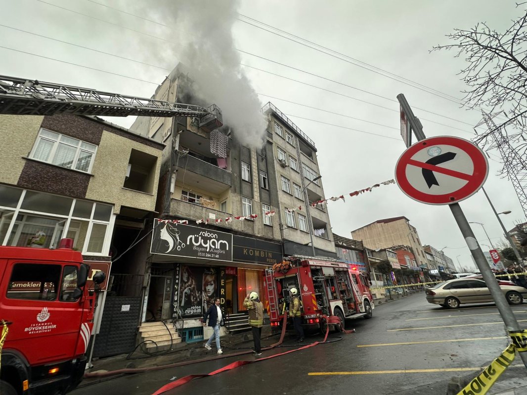 Küçükçekmece’de Korkutan Yangın: 5 Katlı Binanın Çatısı Alevlere Teslim Oldu