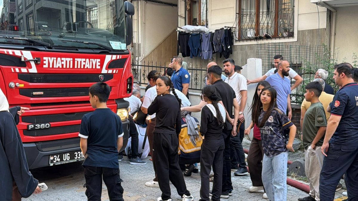 Küçükçekmece Kanarya Mahallesi’nde Çatı Yangını Paniğe Neden Oldu
